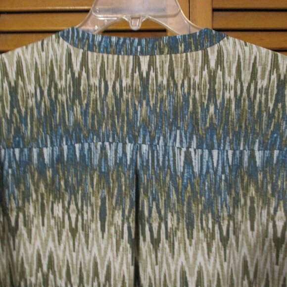 Cato top V neck with zipper lightweight 3/4 sleeve blues & greens size 22W - Picture 8 of 9